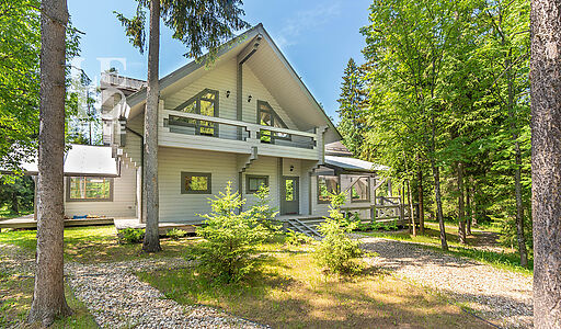Дом в аренду у воды в лесу