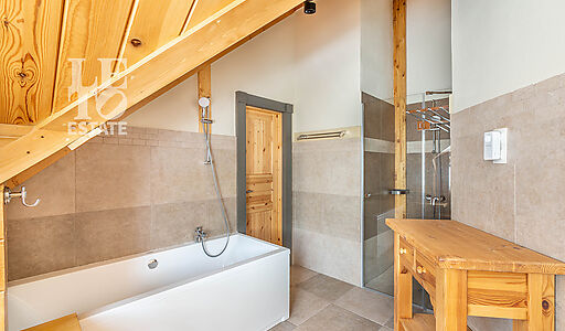 Дом в аренду у воды в лесу