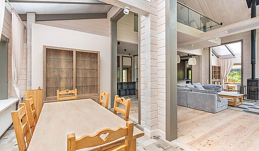 Дом в аренду у воды в лесу