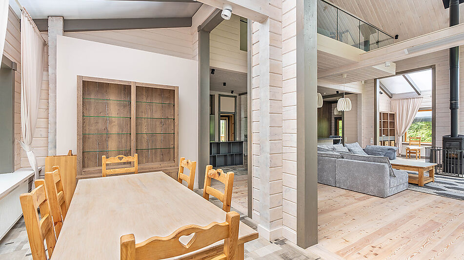 Дом в аренду у воды в лесу