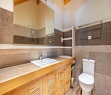 Дом в аренду у воды в лесу