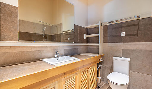 Дом в аренду у воды в лесу