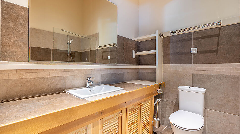 Дом в аренду у воды в лесу