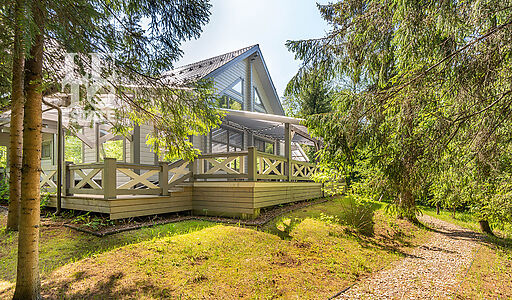 Дом в аренду у воды в лесу