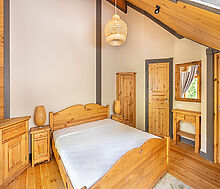 Дом в аренду у воды в лесу