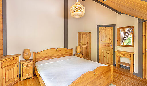 Дом в аренду у воды в лесу