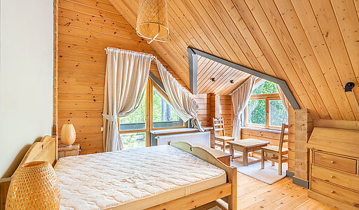 Дом в аренду у воды в лесу