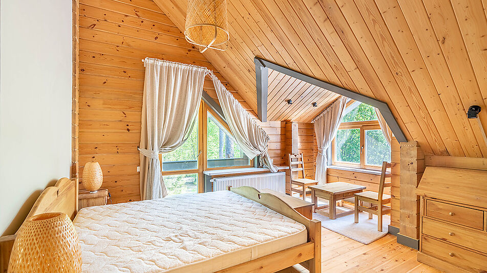 Дом в аренду у воды в лесу