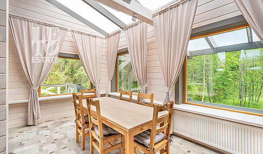 Дом в аренду у воды в лесу