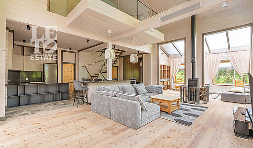 Дом в аренду у воды в лесу