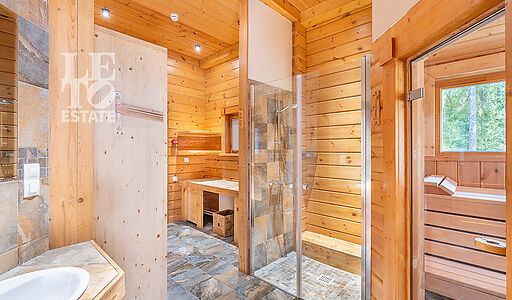 Дом в аренду у воды в лесу