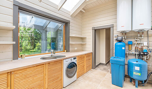 Дом в аренду у воды в лесу