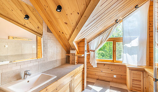 Дом в аренду у воды в лесу