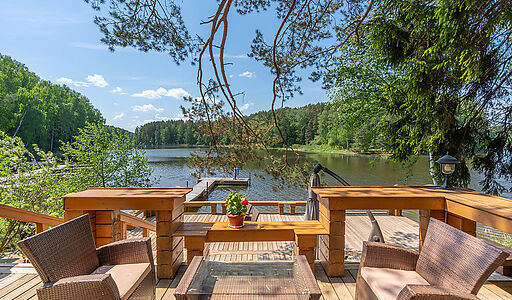 Дом в аренду у воды в лесу