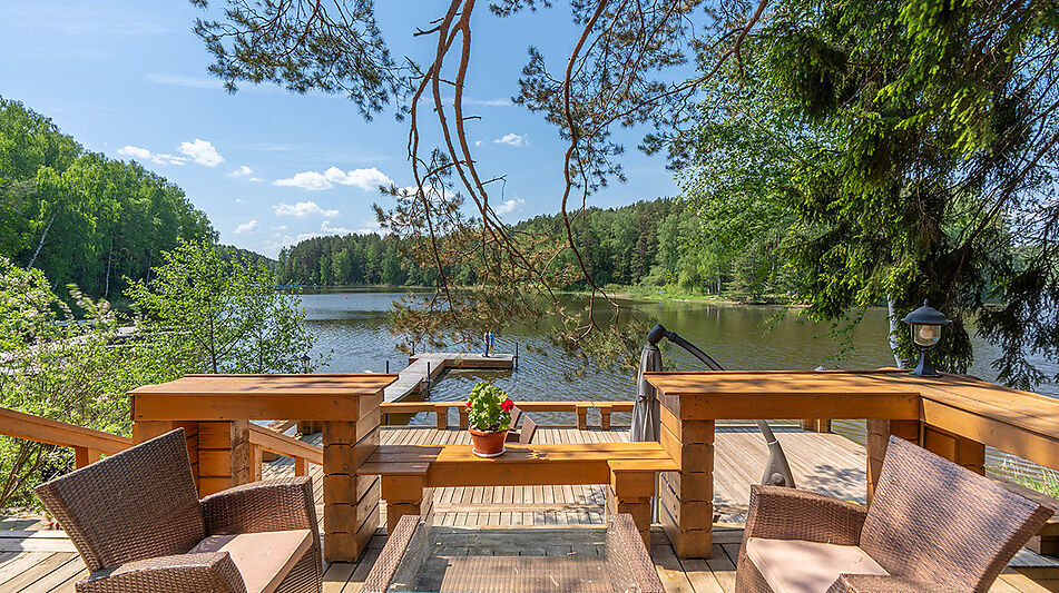 Дом в аренду у воды в лесу