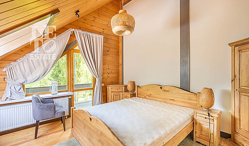 Дом в аренду у воды в лесу