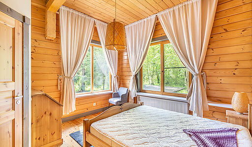 Дом в аренду у воды в лесу