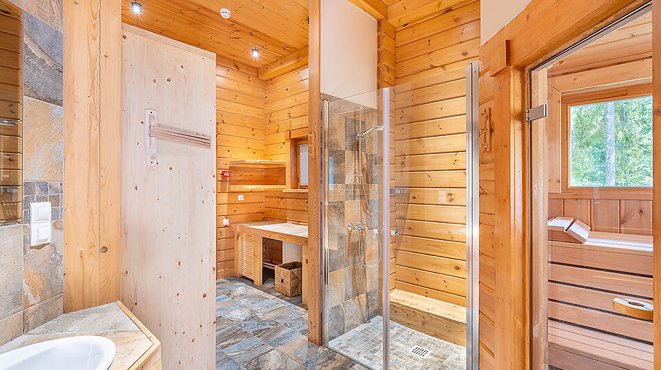 Дом в аренду у воды в лесу