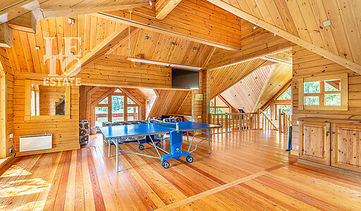 Дом в аренду у воды в лесу