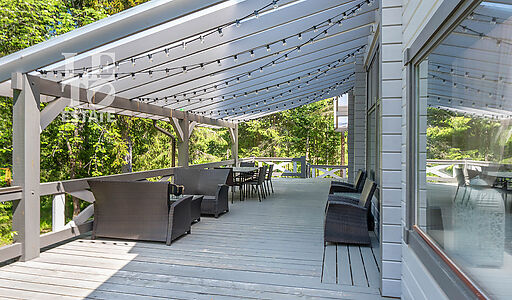 Дом в аренду у воды в лесу