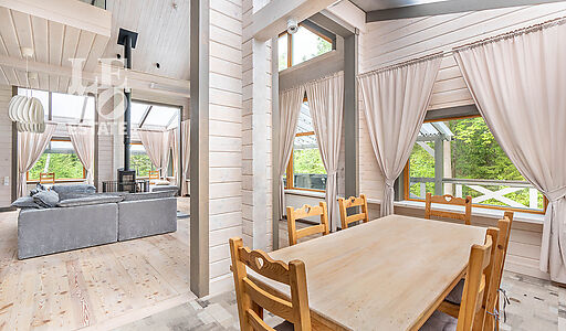 Дом в аренду у воды в лесу