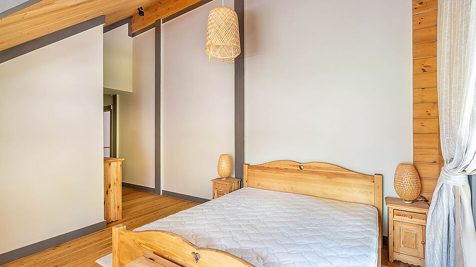 Дом в аренду у воды в лесу