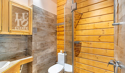 Дом в аренду у воды в лесу