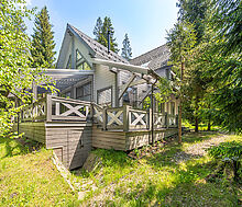 Дом в аренду у воды в лесу