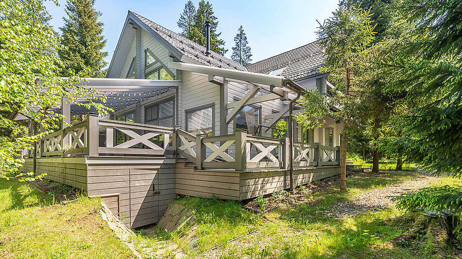 Дом в аренду у воды в лесу