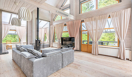 Дом в аренду у воды в лесу