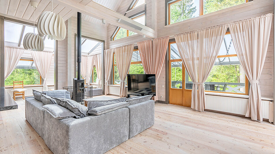 Дом в аренду у воды в лесу