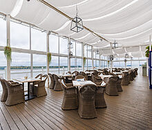 Плавучий ресторан на воде