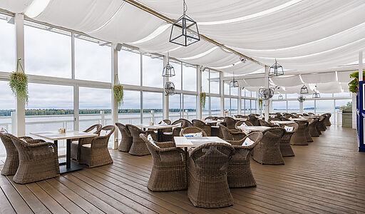 Плавучий ресторан на воде