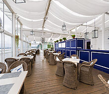 Плавучий ресторан на воде