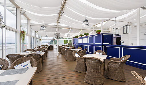 Плавучий ресторан на воде