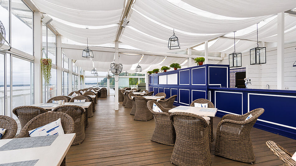 Плавучий ресторан на воде