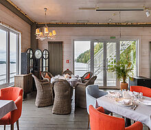 Плавучий ресторан на воде