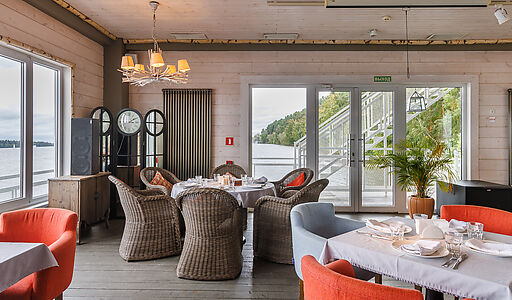 Плавучий ресторан на воде