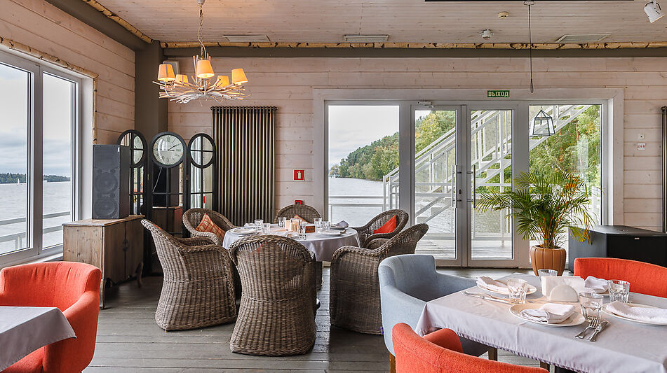 Плавучий ресторан на воде