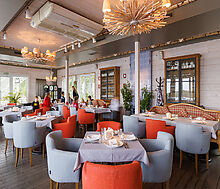 Плавучий ресторан на воде