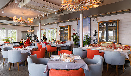 Плавучий ресторан на воде