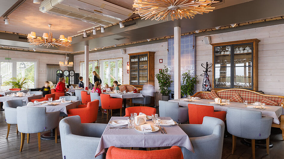 Плавучий ресторан на воде