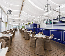 Плавучий ресторан на воде