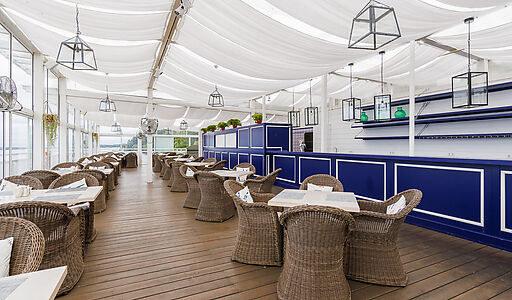 Плавучий ресторан на воде