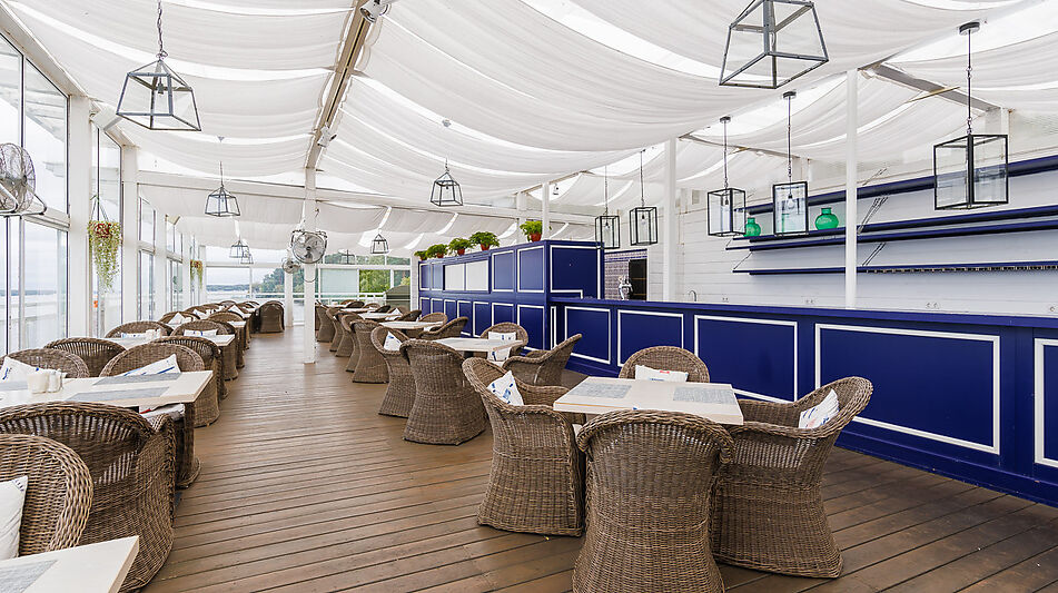 Плавучий ресторан на воде