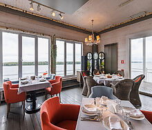 Плавучий ресторан на воде