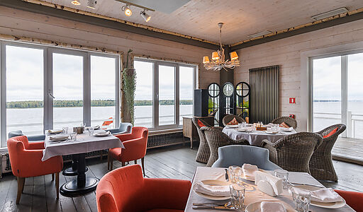 Плавучий ресторан на воде