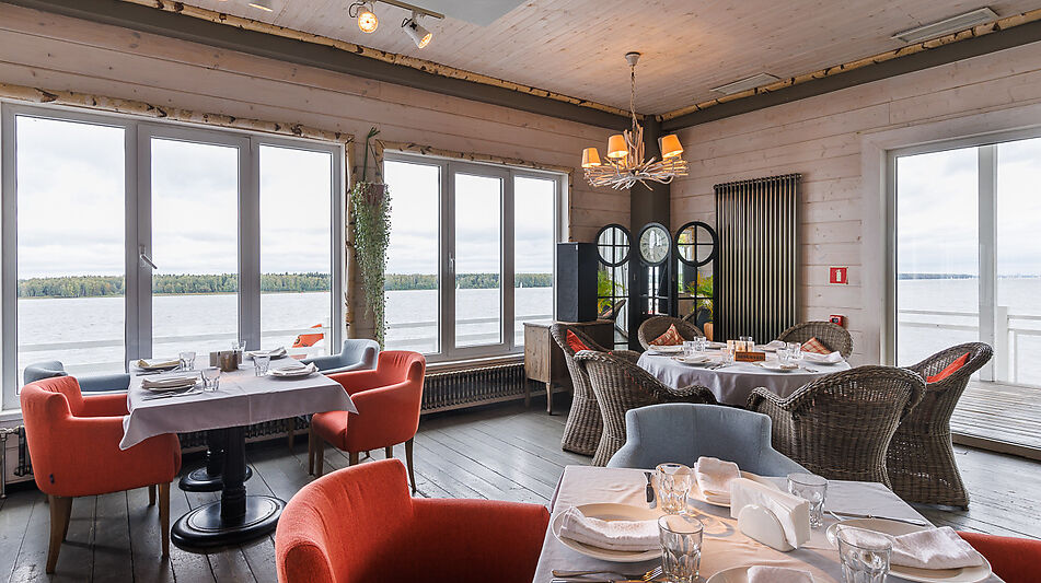 Плавучий ресторан на воде