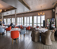 Плавучий ресторан на воде