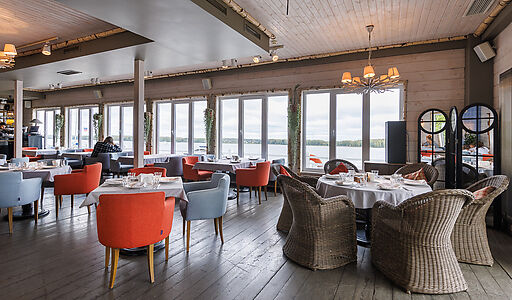 Плавучий ресторан на воде